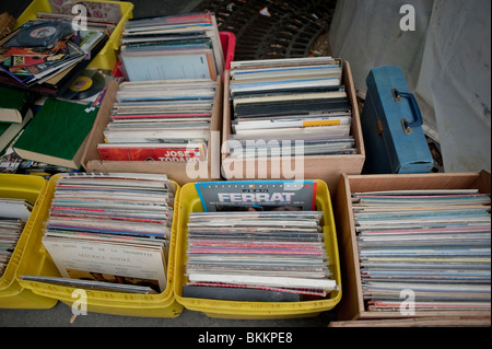 Shopping für Second Hand Vintage Music Records LP Alben, On Street Garage Sale, Paris, Frankreich Stockfoto