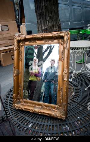 People Shopping für gebrauchte Haushaltsgegenstände im Street Garage Sale, Paris, Frankreich, Brocante Vintage Stockfoto