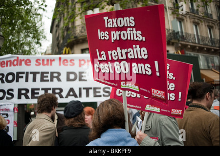 Frankreichs führende Gewerkschaften Labour protestieren gegen die Pläne der Regierung, das nationale Rentensystem zu überarbeiten, Paris, Frankreich, eine Menschenmenge, die Protestschilder auf der Straße hält: "Steuergewinne, Ruhestand bei 60-jähriger Arbeit, französische Rentner Stockfoto