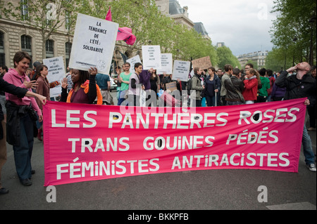 Homosexuelle Rechte LGBT-Aktivismus, „Pink Panthers“, demonstrieren im Mai 1, 1. Mai-Demonstration, Paris, Frankreich, halten Protestbanner auf der Straße, lgbtq-Demonstranten mit Plakat Stockfoto