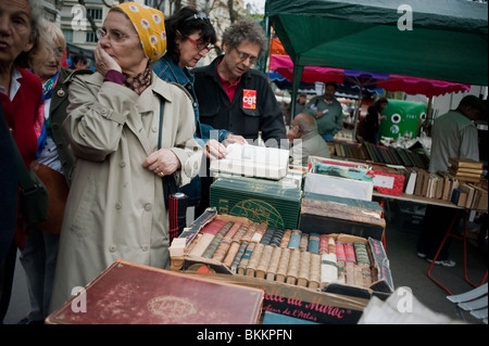 People Shopping für 'Second Hand'-Haushaltsgegenstände im Street Garage Sale, Paris, Frankreich, Brocante Vintage Stockfoto