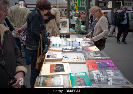 Leute kaufen gebrauchte Haushaltsgegenstände bei Street Garage Sale, Paris, Frankreich, alte pariser Menge Stockfoto