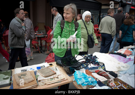 People Shopping für 'Second Hand'-Haushaltsgegenstände im Street Garage Sale, Paris, Frankreich, Brocante Vintage Stockfoto