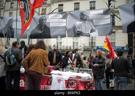 Frankreichs Gewerkschaften, afrikanische illegale Einwanderer Plakate, Straßenstände, in Labor Day Mai Demonstration, Rallye, Demo, Paris, Frankreich, Syndicate frankreich, verschiedene Kampagne Zeichen Stockfoto