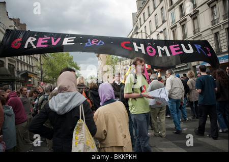 Gruppen verschiedener Menschen demonstrieren am 1. Mai, Demonstration am 1. Mai, Paris, Frankreich, Proteste der Arbeitslosen auf der Straße, FRAUEN IN DER MENGE, öffentliche Proteste Stockfoto