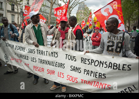 Frankreichs führende Gewerkschaften mit afrikanischen Einwanderern, Sans Papiers, demonstrierten im Mai 1, am 1. Mai, Paris, Frankreich, die schwarze CGT-Gemeinschaft Paris, Rechte von Einwanderern, Menschen ohne Papiere, illegale Migranten Stockfoto