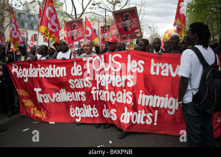 Frankreichs Gewerkschaften mit illegalen afrikanischen Einwanderern, demonstrieren am 1. Mai, Demonstration am 1. Mai, Paris, Frankreich, Diskriminierung von Wanderarbeitern, Protestler Banner, CGT, friedliches Protestschild Stockfoto