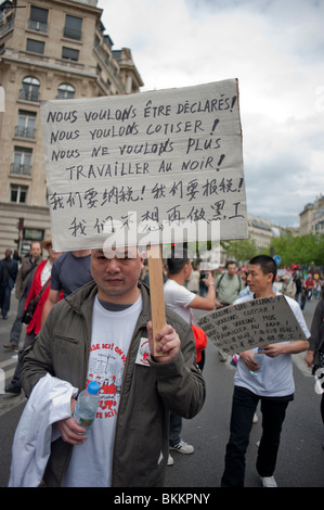 Chinesische illegale Einwanderer, demonstrieren im Mai 1, Labor Day Mai Demonstration, Paris, Frankreich, Proteste auf der Straße, mit handschriftlichen Protestschilder in Mandarin Stockfoto