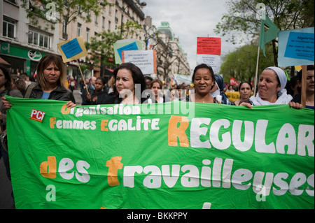 Gruppen verschiedener Menschen, Demonstrantinnen, die mit Protest Banner für Rechte marschieren, demonstrieren am 1. Mai, Demonstration am 1. Mai, Demonstration am 1. Mai, Paris, Frankreich, Migranten Europa, friedliches Protestzeichen Stockfoto