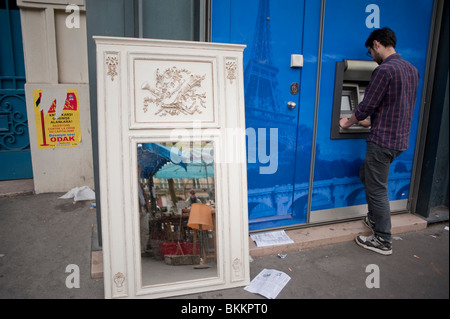 "Französische Antiquitäten" Haushaltsgegenstände auf Straße, Flohmarkt, Paris, Frankreich Stockfoto