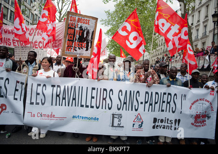 Frankreichs Migranten, Immigranten, „Sans Papiers“, MigrantInnen, die im Mai 1 demonstrierten, 1. Mai-Demonstration, Paris, verschiedene Menschenmassen, die mit Protestschildern umtraten, Banner, Syndicate france, CGT, Arbeiterrechtsproteste, Undokumentierte Menschen, illegale Migranten Stockfoto