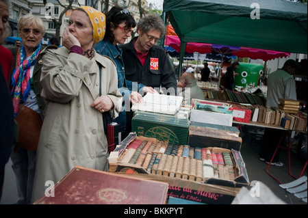 Mittelgroße Menschenmassen, reife Erwachsene, Einkaufen bei einem „Garagenverkauf“ auf einem Bürgersteig in Paris, Frankreich, Vintage-Markt, Literatur paris Stockfoto