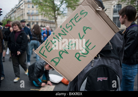 Feministinnen Demonstration im Mai 1, Mai Tag Demonstration, Paris, Frankreich, französischen Protest Plakat auf der Straße Stockfoto