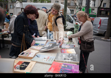 Paris, Frankreich, Frauen Shopping für gebrauchte Bücher, zweite Hand am Bürgersteig Abschaltdruck Stockfoto