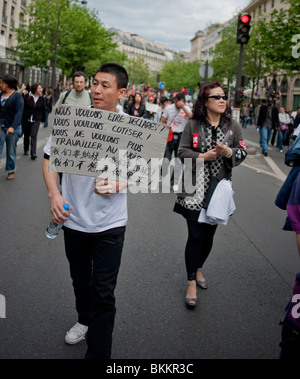 Chinesische Migranten, Sans Papiers demonstriert im Mai 1, Mai Tag, Demonstration, Paris, Frankreich, Mann mit zweisprachigem handgeschriebenem Protestzeichen, Demonstranten multirassische Menschenrechte, frankreich Migrantenproteste Stockfoto