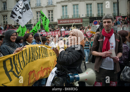 französische Menschenmenge verschiedene Wanderarbeiter protestieren Sans Papiers, demonstrieren am 1. Mai, Tag des Monats Mai, Labor, Demonstration, Paris, Frankreich, muslimische Frau, die Megaphone benutzt, Einwandererarbeit, Demonstranten multirassischer Menschenrechte, Frau, die eine Hijab-france-Demo trägt Stockfoto