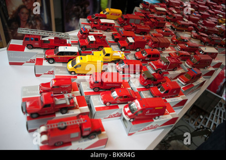 Antik Metall Spielzeugautos auf Anzeige im Flohmarkt, Paris, Frankreich Stockfoto