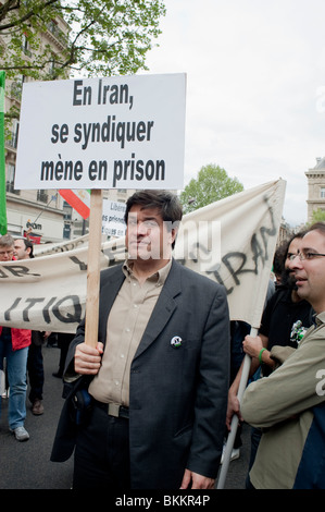 Iranischen Mann marschieren mit Protest Schild, zeigt im Mai 1, kann Tag öffentliche Demonstration, Paris, Frankreich Stockfoto