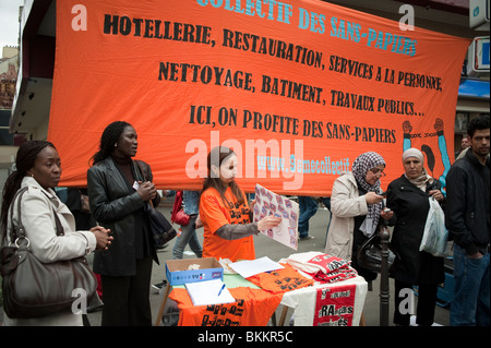 Gruppen unterschiedlicher Menschen, die am Tag der Arbeit demonstrieren, können Demonstrationen, Paris, Frankreich, Afrikanische Einwanderer Reinigungsunion, "Sans Papiers" réfugiés, Arbeiterrechte Proteste, Slogans der sozialen Gerechtigkeit, Einwanderer, Rechte der Einwanderer, Arbeitsmigranten frankreich, Gruppe von Frauen, Europa Stockfoto