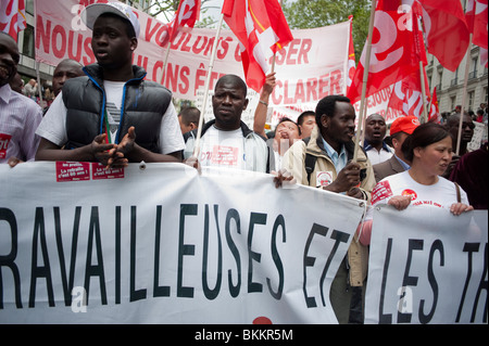 Gruppen afrikanischer Immigranten „Sans Papiers“, Migranten, demonstrieren im Mai 1, Labor, 1. Mai-Demonstration, Paris, Frankreich, Menschen marschieren auf der Straße, Kundgebung für Fremdenfeindlichkeit, CGT, Demonstranten, multirassische Menschenrechte, Proteste gegen Arbeitnehmerrechte, illegale Migranten Stockfoto