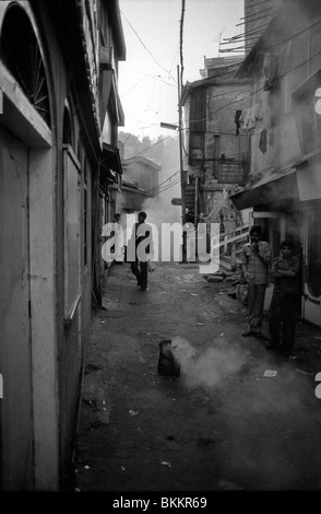 Mit der Sonne noch noch zu steigen füllen kleine Brände Sabzi Mandi, die unteren Bazar in Shimla, mit einem Nebel von beißenden Rauch Stockfoto