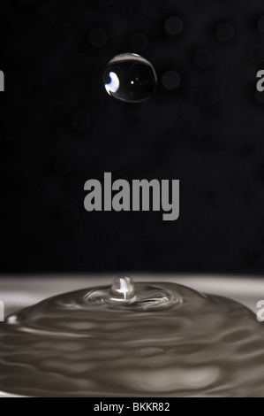 "Jeder Tropfen zählt."  High-Speed Fotografie Wasser tropft in Kaffeetasse. Stockfoto