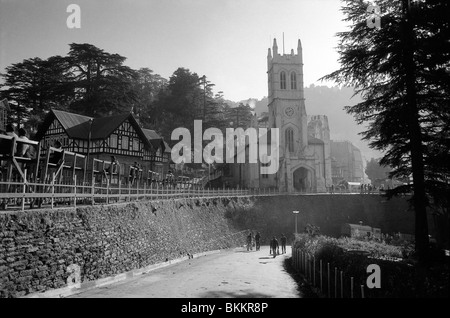 Christuskirche und die Mock-Tudor-Bibliothek auf dem Grat in Shimla. Stockfoto