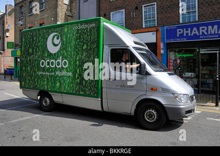 Ocado online Supermarkt Essen & Trinken Lebensmittel supply chain business Lieferwagen Fahrer Shadwell East London England Großbritannien Stockfoto