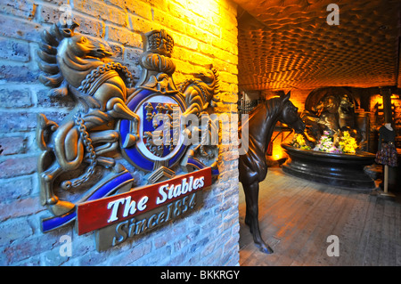 Stables Markt historische Altstadt Pickfords stabiles Gebäude historische Wappen an der Ecke an der Wand Teil der Camden Market in Camden Town London England Großbritannien Stockfoto