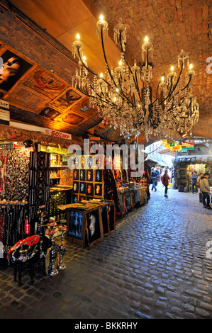 Ställe Marktstände & Kronleuchter Licht im ehemaligen historischen Pickfords ställe Gebäude Teil der Camden Market in Camden Town London England Großbritannien Stockfoto