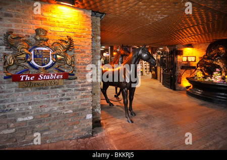 Stables Markt historische Altstadt Pickfords stabiles Gebäude historische Wappen an der Ecke an der Wand Teil der Camden Market in Camden Town London England Großbritannien Stockfoto