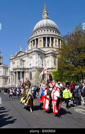 St. Georges Day-Parade, die von Pferdereitern und Polizisten an einem sonnigen Frühlingstag am blauen Himmel vor der St. Pauls Cathedral City of London, Großbritannien, geführt wird Stockfoto