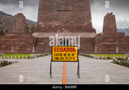 Die äquatorlinie in der Nähe von Quito in Ecuador, Südamerika gekennzeichnet Stockfoto