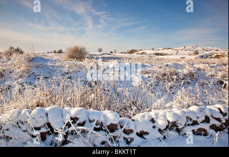 Wintersonne mit blauen Himmels, Schnee und frost bedeckten Felder von High Peak Trail (Midshires Weg) Stockfoto