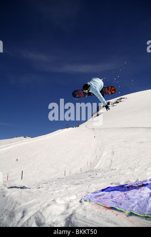 Profi-Snowboarder führt ein Freestyle Mitte Luft stunt Stockfoto