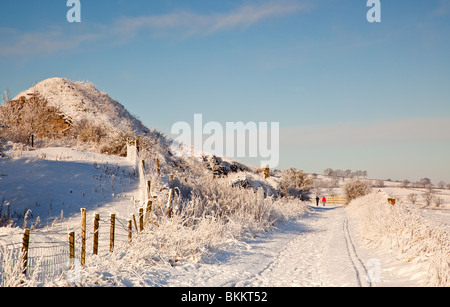 Winter Sonne mit blauen Himmels, Schnee und frost Track High Peak Trail (Midshires Weg) Stockfoto