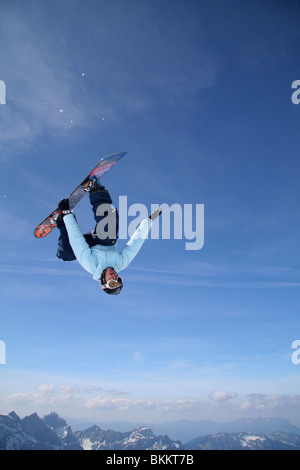 Profi-Snowboarder führt ein Freestyle Mitte Luft stunt Stockfoto