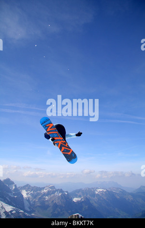 Profi-Snowboarder führt ein Freestyle Mitte Luft stunt Stockfoto