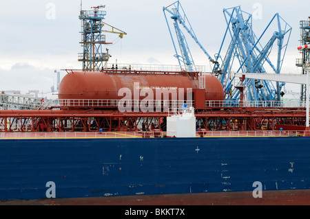 FMT Fawley Marine Terminal Southampton Wasser England UK A Flüssiggas Dampf Tank an Bord Öltanker vertäut am terminal Stockfoto