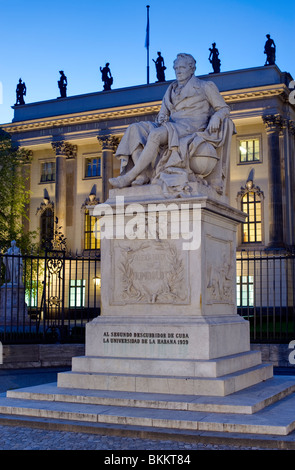 Denkmal des Alexander von Humboldt vor dem Hauptgebäude der Humboldt-Universität zu Berlin, Deutschland, Europa Stockfoto