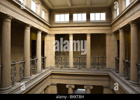 Belsay Northumberland - Belsay Haus. (Unterrang) dorischen und ionischen (oberen) Spalten im Atrium. Stockfoto