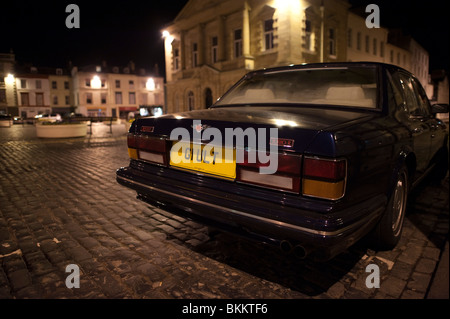 Bentley Auto mit dem Nummernschild G1 ULT ("Schuld" falsch geschrieben) in der Nacht außerhalb der Royal Bank of Scotland Stockfoto