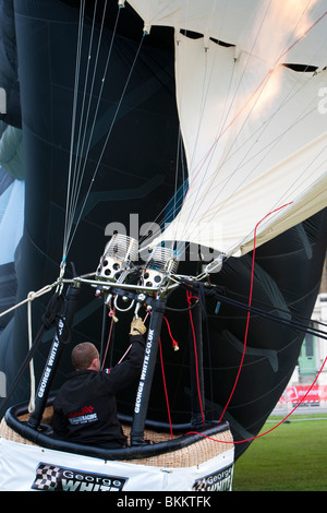 London-Marathon 2010. Eine Ballon-Pilot feuert die Brenner auf eine statische Ballon-Anzeige. Stockfoto