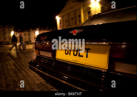 Bentley Auto mit dem Nummernschild G1 ULT ("Schuld" falsch geschrieben) in der Nacht außerhalb der Royal Bank of Scotland in Kelso Stockfoto