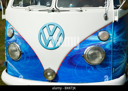 Ein Split-Screen VW Camper auf dem Santa Pod Raceway-England 1966 Vorderansicht Stockfoto