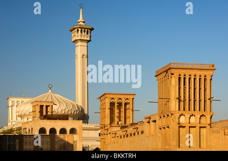 Moderne Moschee und traditionelle arabische wind Türme in der Bastakiya Viertel, Bur Dubai, Dubai, Vereinigte Arabische Emirate Stockfoto