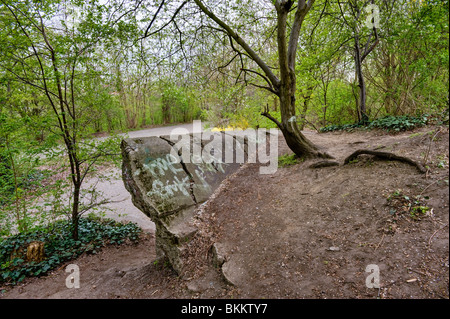 Überreste einer Flak Turm an der große Bunkerberg Schutt Berg, auch genannt Mont Klamott im Volkspark Friedrichshain, Berlin Stockfoto