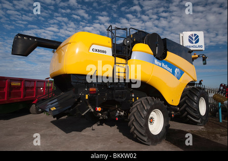 Landmaschinen - Neugeräte zum Verkauf an Lloyds Kelso Schottland - New Holland-CX8080 Stockfoto