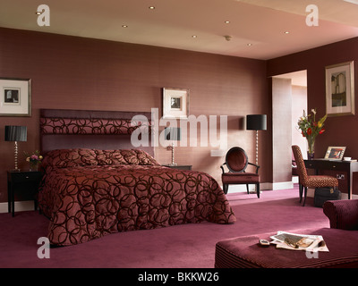 Suite mit Schlafzimmer im Inishowen Gateway Hotel in Donegal, Irland. Stockfoto