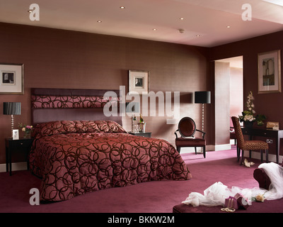 Suite mit Schlafzimmer im Inishowen Gateway Hotel in Donegal. Stockfoto